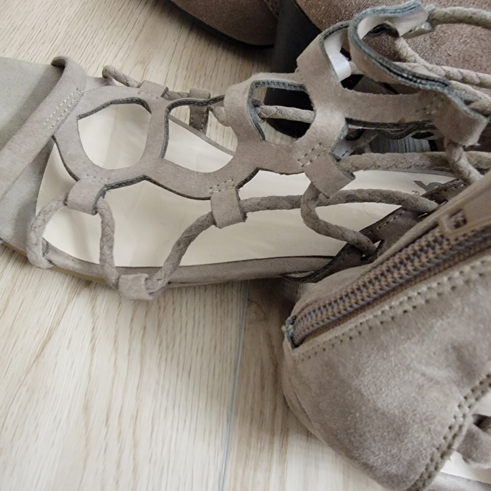 Fergalicious sandals sz 6 beige suede